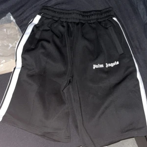 Palm angels shorts - Helt nya oanvända, går ner vid snabbaffär