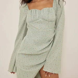 Klänning - Otroligt fin klänning från NA-KD som endast är provad en gång, lappen är kvar. Älskar den men den är alldeles för kort på mig som är 177. Passar någon som är mycket kortare. Nypris: 600kr 💞💞💞💞