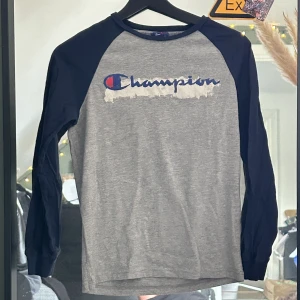 Champions tröja - Champions tröja, passar lätt in på Y2K stilen! väldigt najs skick, den är runt M/S i storleken, men den lär sitta fint vilken storlek du än är⭐️