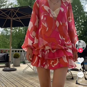 Sommar klänning ASOS - Super fin sommrig klänning från ASOS, aldrig använd lappen kvar men hann inte skicka tillbaka den i tid därav säljer jag den💞lånad första bild🫶🏽