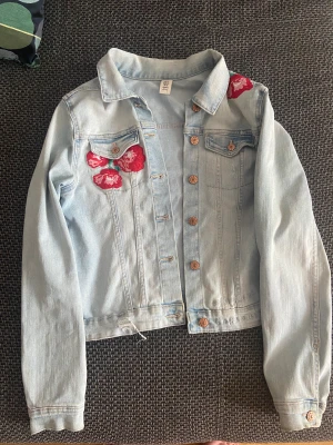 Jeansjacka  - Jeans jacka i ljus blå