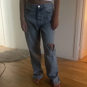 Zara jeans - Jeans från zara, nyskick. Storlek 40 sitter perfekt oversized på mig som är 160