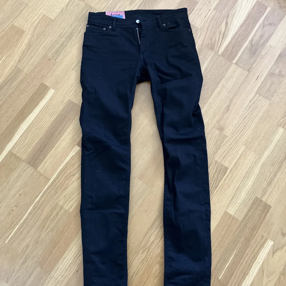 Klassiska jeans från Acnes Blå Konst collection. Nyskick!. Jeans & Byxor.