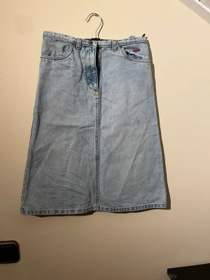 Kjol - Lågmidjad kjol som går att klippa om den önskas kortare. Går även att använda med högre midja. Priv för frågor💗