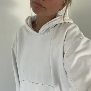 Vit Hoodie - Oversized hoodie från weekday i storlek 