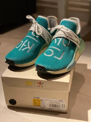 Adidas X Pahrell Williams sneakers - Ett par fina skor använda fåtal gånger som nya. Nypris: 2300 Mitt pris: 1000 Storlek 39, 1/3
