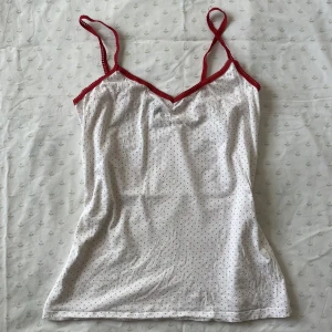 Rödprickigt linne - Supergulligt vitt linne med röda prickar 🍓☁️ väldigt stretchigt!