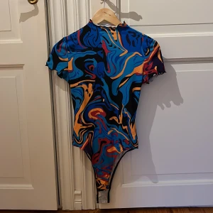 Färgglad body - Betalning sker via köp nu🥰Köparen står för frakten💗