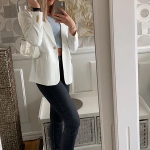 Vit kavaj  - Vit kavaj från hm i storlek M. Använd en gång🌸