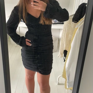 Svart klänning  - Är i mycket bra sick! 💗