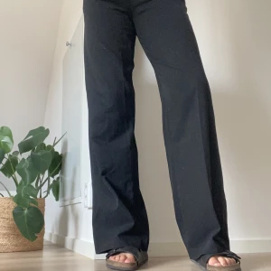 svarta kostymbyxor - Extremt långa och snygg passform. De är i XS men passar mig som är 175 cm och pendlar mellan S och M. De är aningen slitna (sista bilden) men syns ej när man har de på sig. Köparen står för frakten!🫶🏻