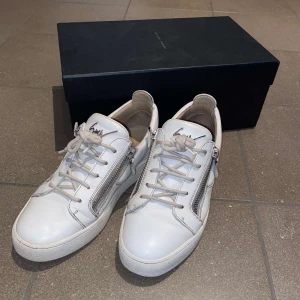 Giueseppe Zanotti skor - Feta Giuseppe Zanotti skor säljes eftersom att de är för små. Skicket är 7.5-8/10 och både box och ett kort medföljer. Tveka inte att höra av er vid minsta fråga🙌