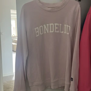Rosa bondelid  - Rosa bondelid tröja som är köp för flera år sedan. Knappt använt och är i bra skick. Storleken är S