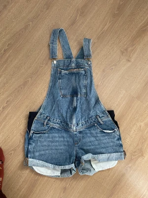 Jeans overalls  - Overalls från river island använt aldrig, för gravida så storleken är stort 