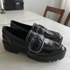 Loafers med spänne - Fina loafers - sparsamt använda. Lite märken (se sista bild)🫶🫶  