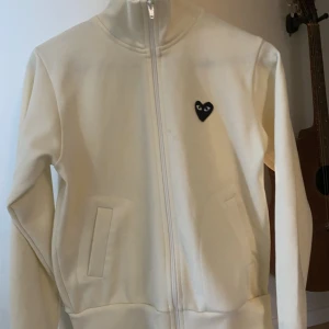 Cdg tracksuit  - Cdg tracksuit ”Jacka” i storlek S, det stor på plagget att det är strlk L men pga cdg små storlekar + krypning passar plagget S. Plagget har även en liten fläck på framsidan vilket inte är så märkbart + går säkert att ta bort ”har ej försökt”.