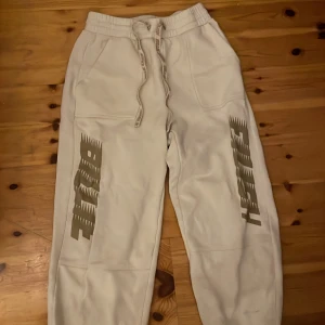 billie eilish byxor  - ursäkta för dålig kvalitet på bild men jätte sköna! säljer då dom inte kommer till användning och att jag inte gillar artisten lika mycket.