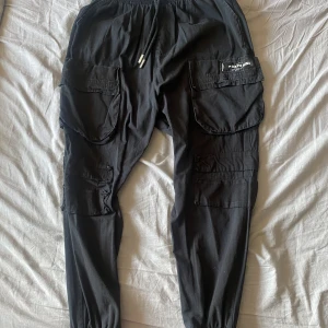 Sixth June Paris Cargo Svart - Byxorna är i Använt skick, små hål