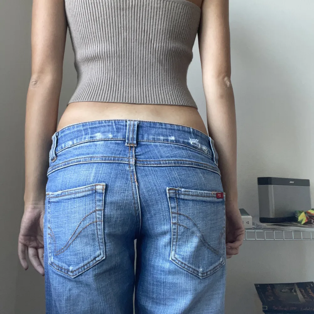 Low waist Jeans från only, jag är 170 cm. Bär vanligtvis storlek xs/s, 34/36. Jeans & Byxor.