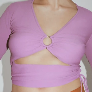 Topp - Fin topp med cut-outs från Zara. Aldrig använd (lapp kvar). Nypris: 299kr