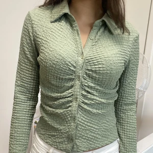 blus - jätte snygg slutsåld skjorta som aldrig användes, Strl M men passar mindre💖(min syster på bilden)🫶🏽