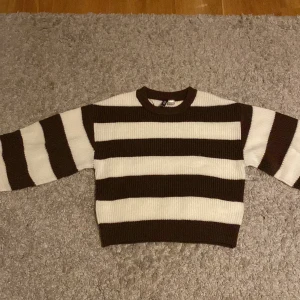 Randig tröja  - Bara andvända två gånger. Jätte fin, bra material. Ingen fri frakt 