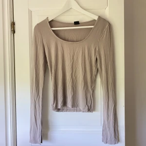 Långärmad topp Ginatricot - Fin långärmad från Gina. Köpt i våras för 200 men bara legat i garderoben sen jag provade den. Storlek S 