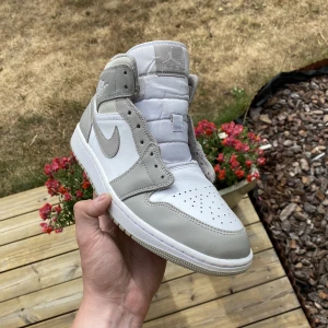 Jordan 1 mid, Linen - EU:43 US:9,5 Säljer ett par Jordan 1 mid i färgen Linen, riktig fin sommar färg🌸 Dom är andvända men i bra skick bara lite starloss på undersidan av skon. Men utöver det väldigt bra skick. Cond:7/10 Legit check finns✅ Box lite kvaddad men ändå hyfsat bra 