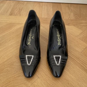 Yves saint laurent klackskor - Säljer dessa fina yves saint laurent klackar. Gott skick men sliten sula som visad på bild. Köpta på marknad så kan inte garantera att de är äkta. Men har vissa kännetecken som tyder på det. Kan skicka mer bilder privat.