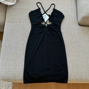 Klänning  - Helt ny oanvänd klänning från bershka. Den är M men den är liten i storleken så är man S kan man ha den också. Banden på ryggen är i kors.