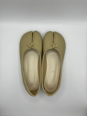 Tabi ballerinas strl 37 - Tabi ballerinas strl 37! Tabi är en traditionell japansk sko som anses vara bra för balansen och motverkar missformad stortå.