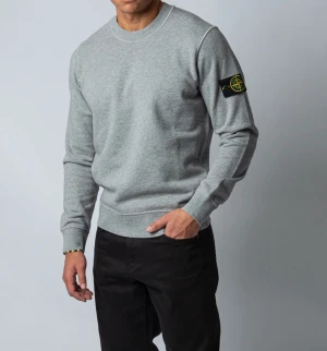 Stone island tröja - Grå collegetröja köpt på NK i Stockholm. Sparsamt använd! Normal i storleken 