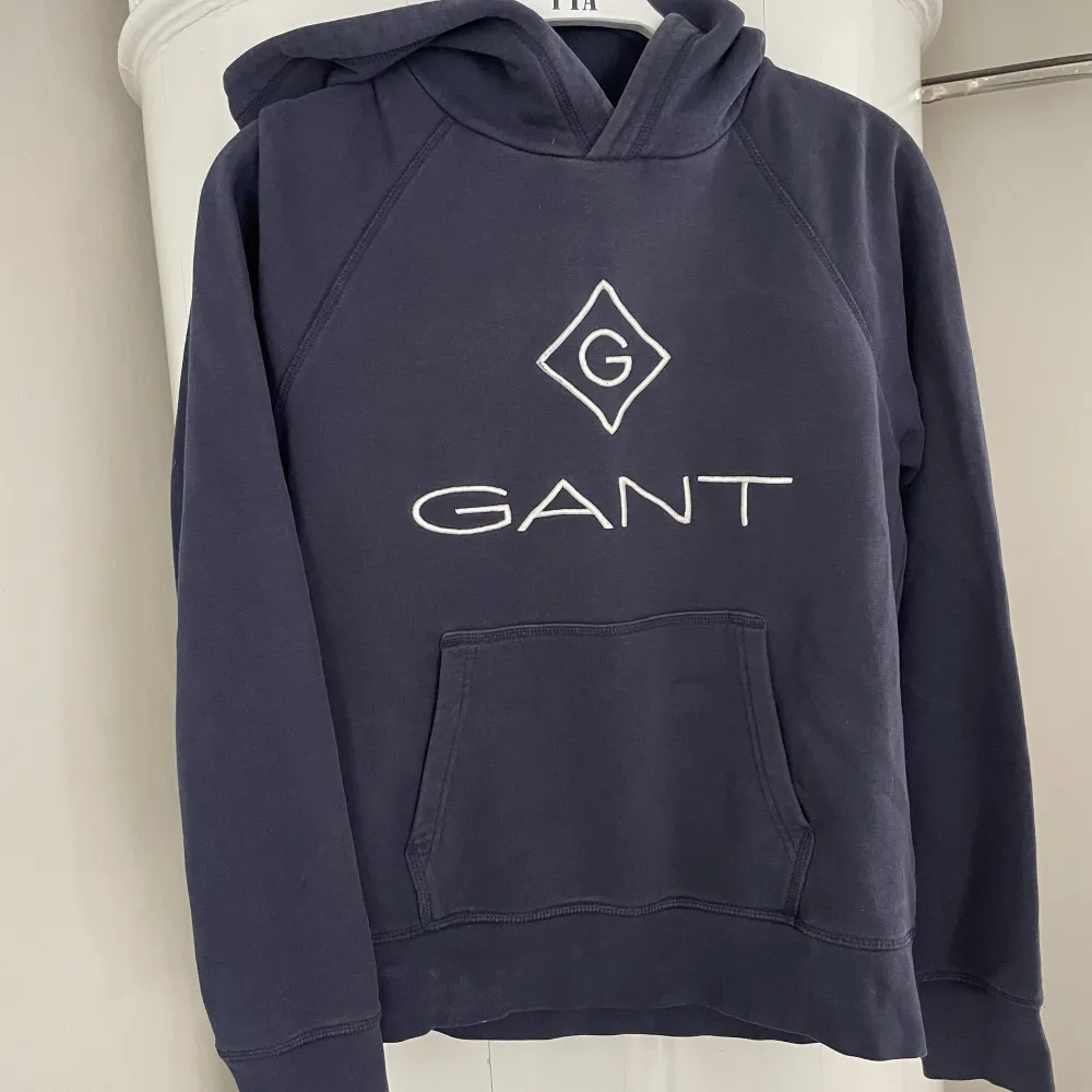 Mörkblå hoodie från Gant. Hoodies.