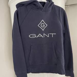 Mörkblå hoodie från Gant