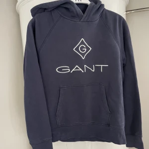 Hoodie Gant - Mörkblå hoodie från Gant