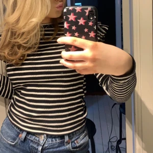 Randig tröja Zara - As gullig randig tröja från zara med volanger på axlarna, storlek M men skulle säga S. Fint skick💕