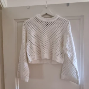 Lpngärmad tröja - Tröja med vad ska man säga, hål i! Den är jättefin och använd typ 1 gång men använder aldrig. Supervit och utsvängd i armarna