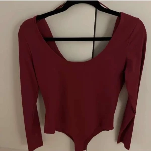 Röd body - En röd body i mycket fint skick! 