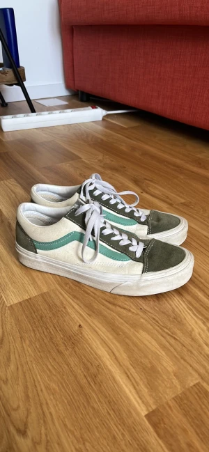 vans sneakers - Retro Vans sneakers beige-grön-vit stl 38.5, passar 38. Använt skick men inga repor, bara lite smuts på gummisulan. Finns i limhamn(malmö), kan annars träffas / fraktas (köparen står för frakten).   (Nypris: 870:-)