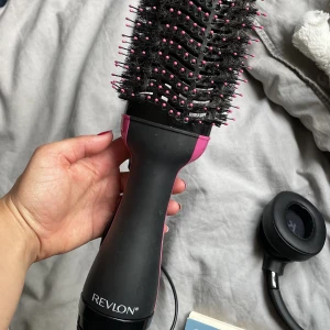 Revlon  - Säljer denna värmeborste från Revlon! Använd ett fåtal gånger men säljer eftersom den ej passar mitt tunna hår! 