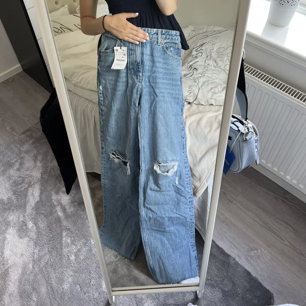 oanvända jeans från zara då dom inte passar mig! . Jeans & Byxor.