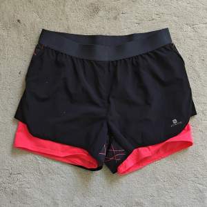 Tränings shorts från Decathlon. Aldrig använda. 
