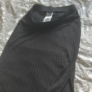 Kjol med slits Gina tricot  - Bara använd 1 gång priset kan sänkas vid snabb affär 