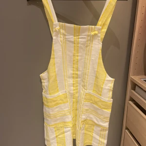 Hängselklänning  - Fin hängselklänning från Mango. Använd fåtal gånger, fint skick! Den har två fickor fram.