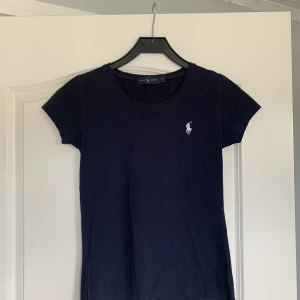 Marinblå T-shirt Ralph Lauren - Marinblå T-shirt från märket Ralph Lauren💙 Obs är i storlek M men upplever den mer som en S, skulle även passa en XS.   Köparen står för frakten🥰