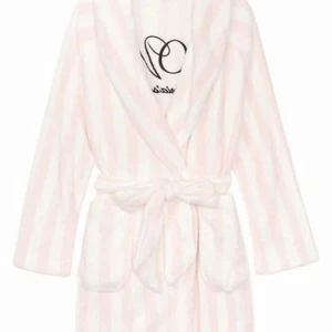 victorias secret morgonrock - jättemysig och fluffig morgonrock från victorias secret🥰. köpt julen 2021 men knappt använd. storlek xs/s men passar även mig som är m!