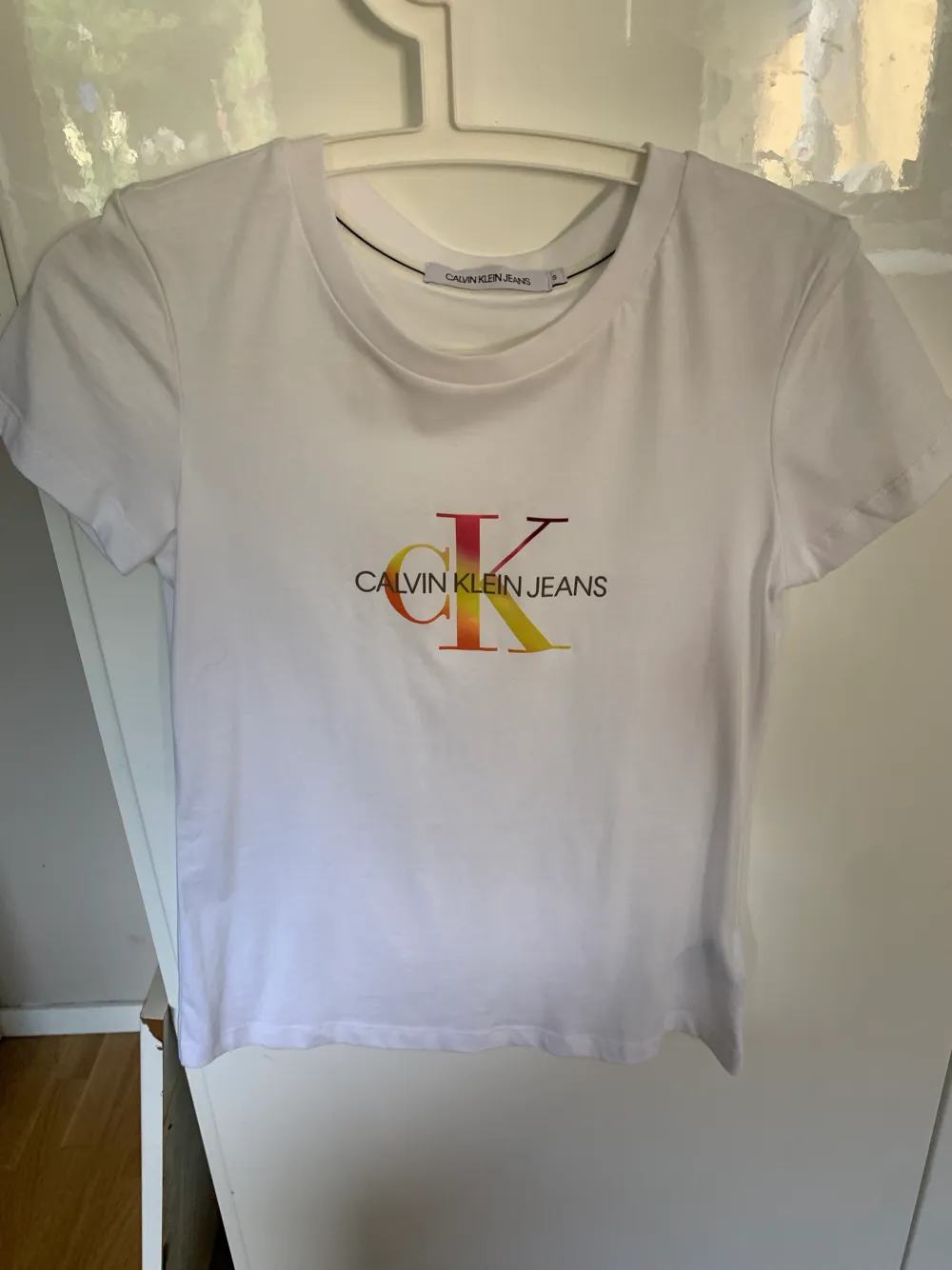 Aldrig använd, CK T shirt, storlek S . . T-shirts.