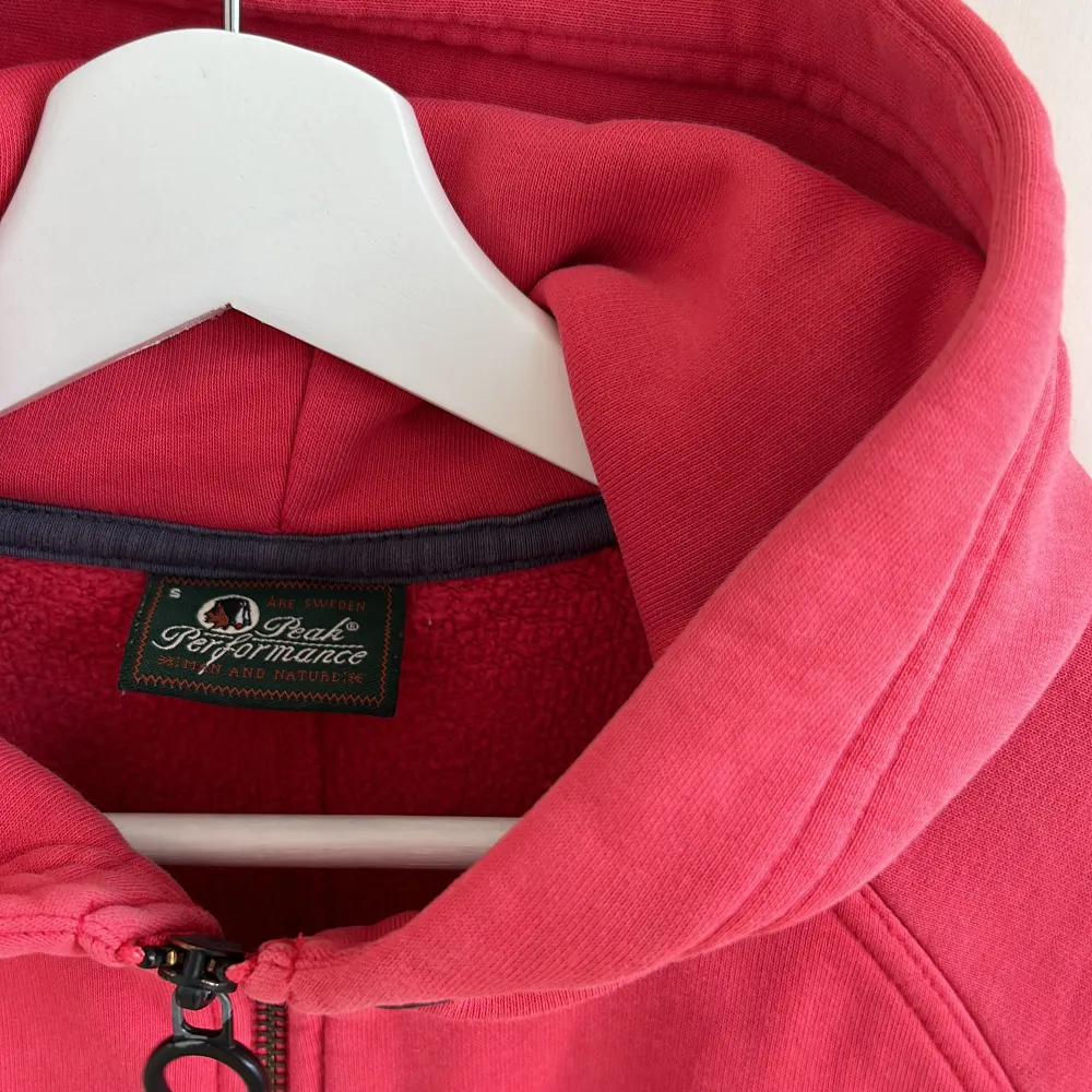 Röd Peak Performence hoodie. Storlek S passar även XS. Bra skick. Hör av er för fler bilder! ❤️. Hoodies.