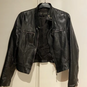 Äkta Vent couvert skinn jacka.  - Hej! Säljer denna skinnjackan eftersom jag inte får någon användning för den❤️ det är i fint skick men har lite vintage style på den🌸 skriv om fler frågor 