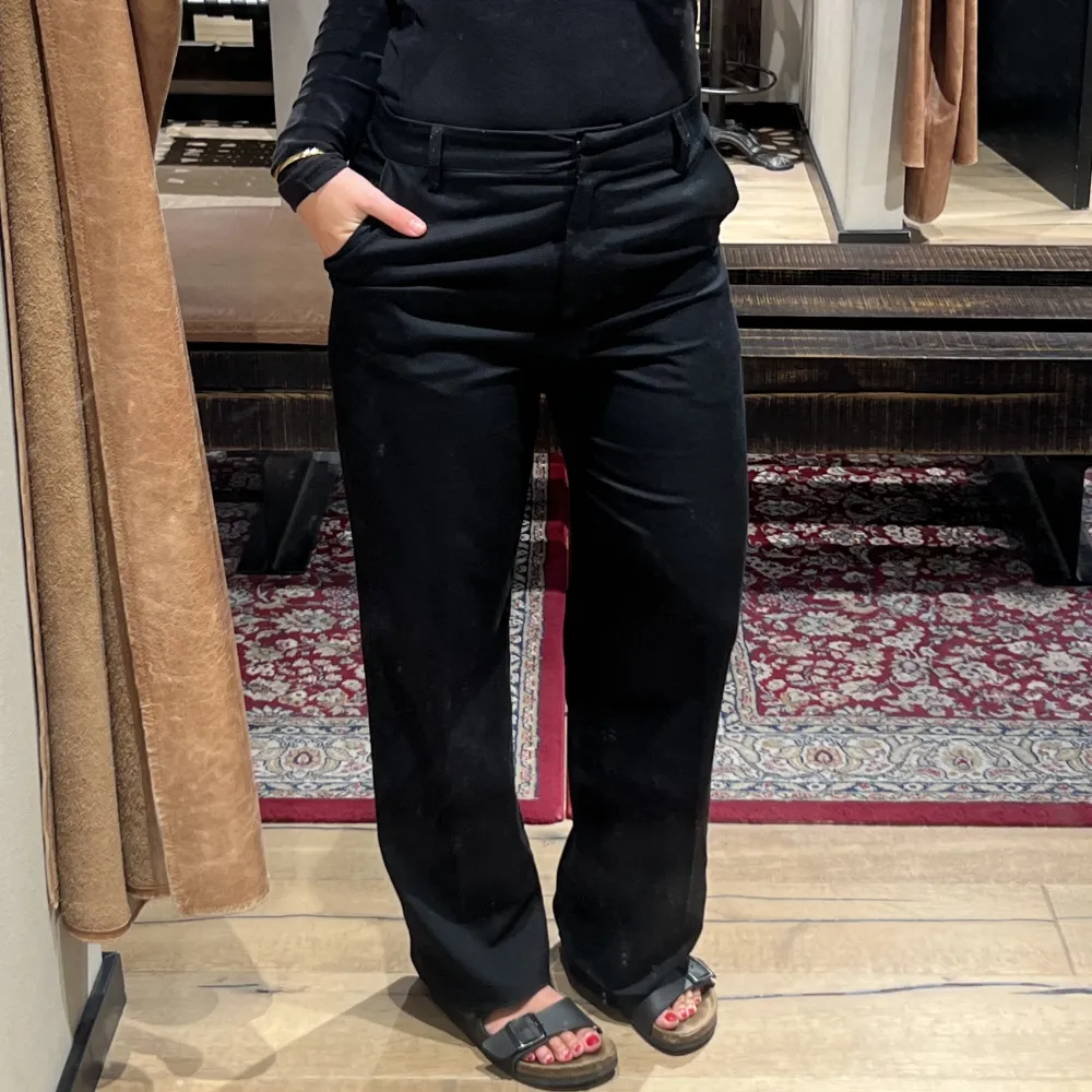 Svarta kostymbyxor i storlek 38, passar mig perfekt som är 168cm ☺️. Jeans & Byxor.